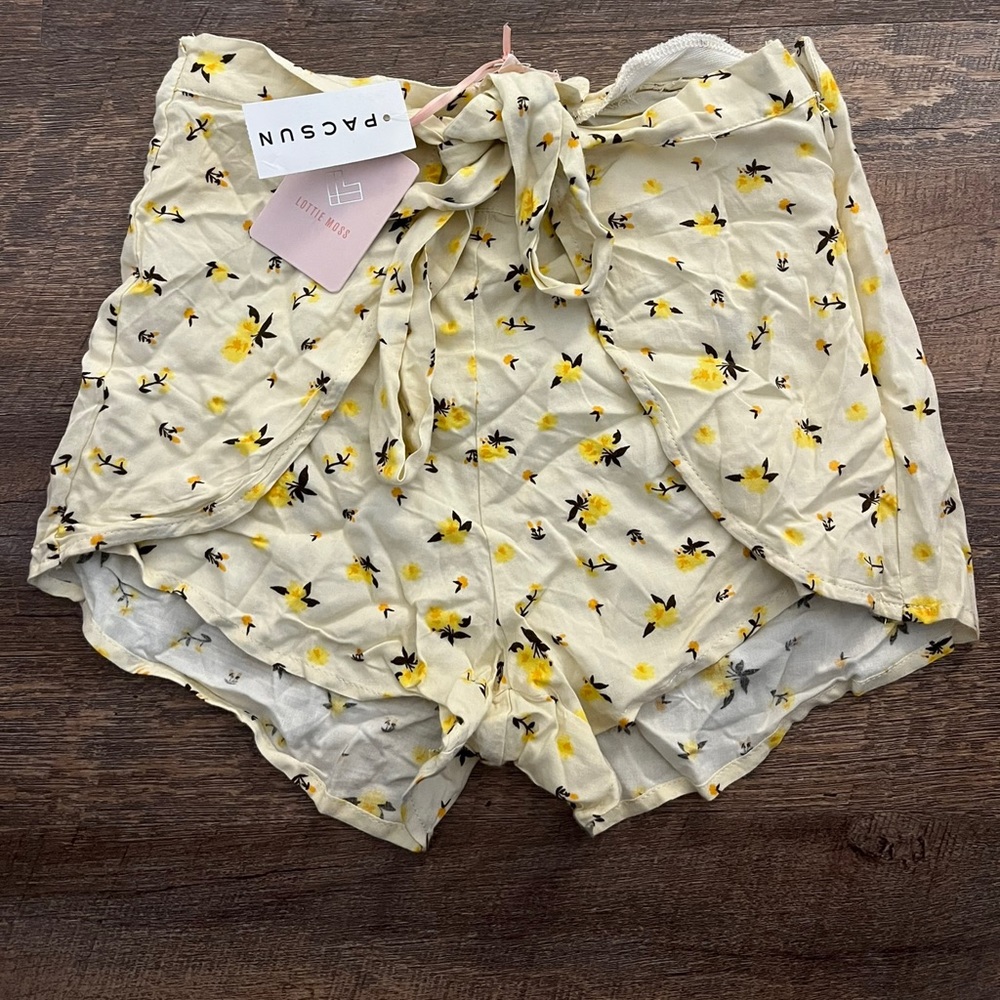 Pacsun floral yellow shorts with tie on waist and zipper on sides Size XS, NWT